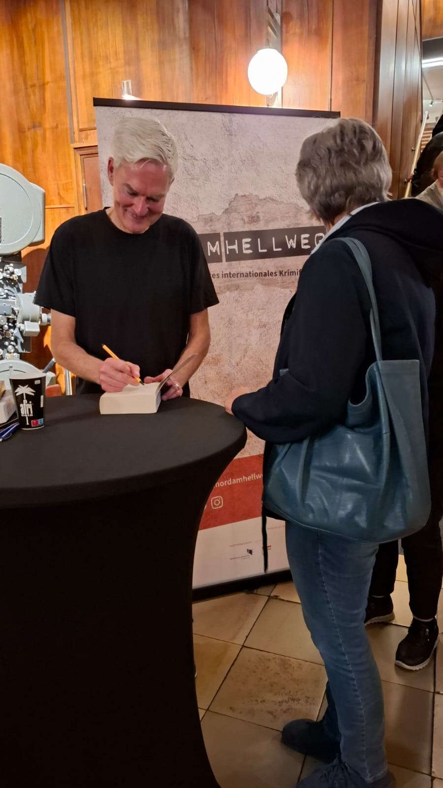 Max Bentow beim Signieren seiner Bücher (Foto: A. Schneider)